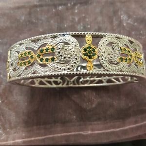 Two-Tone Filigree 1 carat Emerald Bangle Bracelet